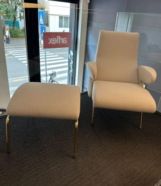 Poltrona e pouf Delfino di Arflex nella vetrina dello showroom di Milano.
