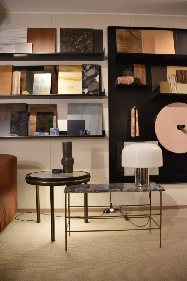 Pietre, legni e finiture a disposizione nello showroom di Milano.