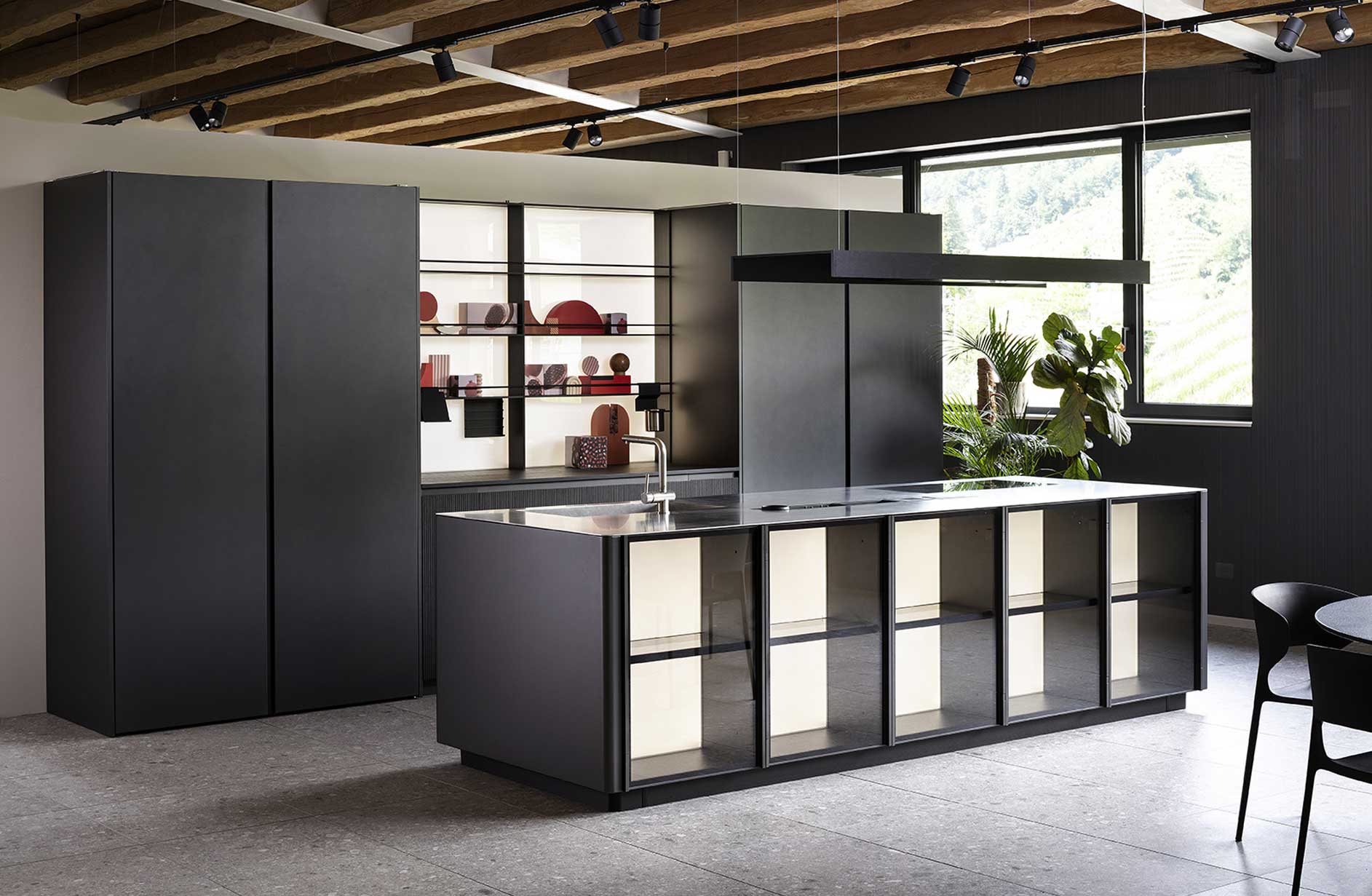 Cucina Dibiesse con isola e vetrine retroilluminate