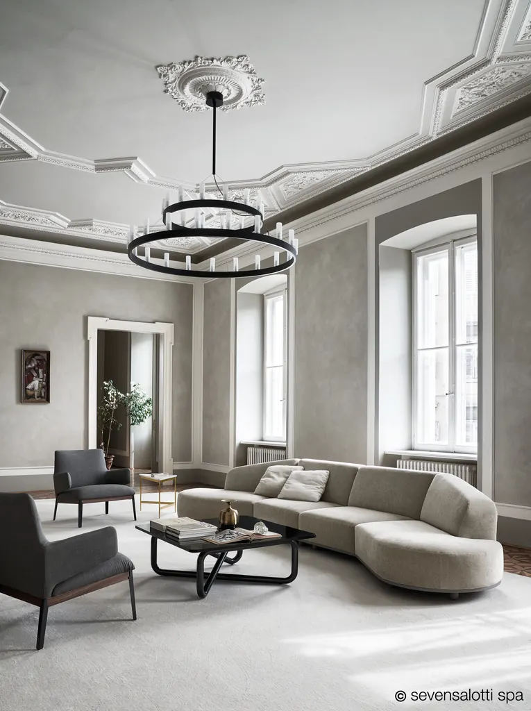 Composizione curva Arcolor Arflex grigio chiaro in un salone con soffitto a stucchi e lampadario