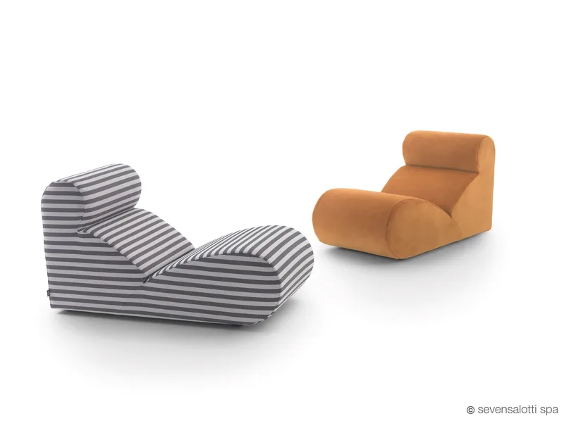 Due poltrone Boborelax Arflex, a righe grigie e bianche e color arancio