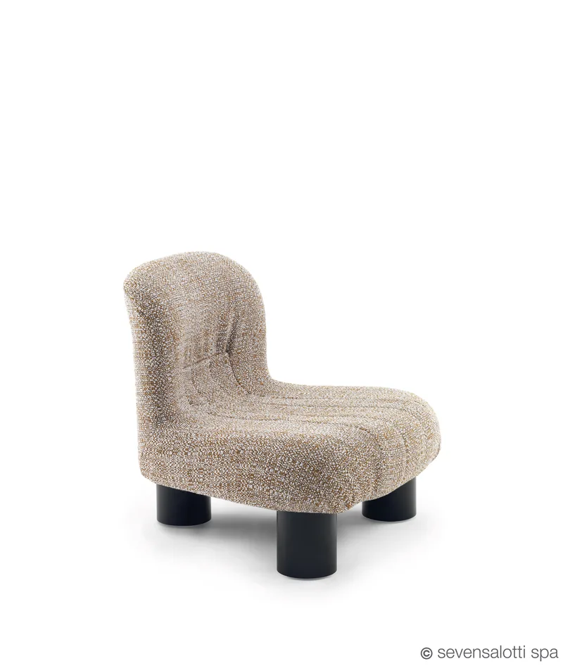 Poltrona Botolo Arflex bassa in tessuto beige con gambe nere