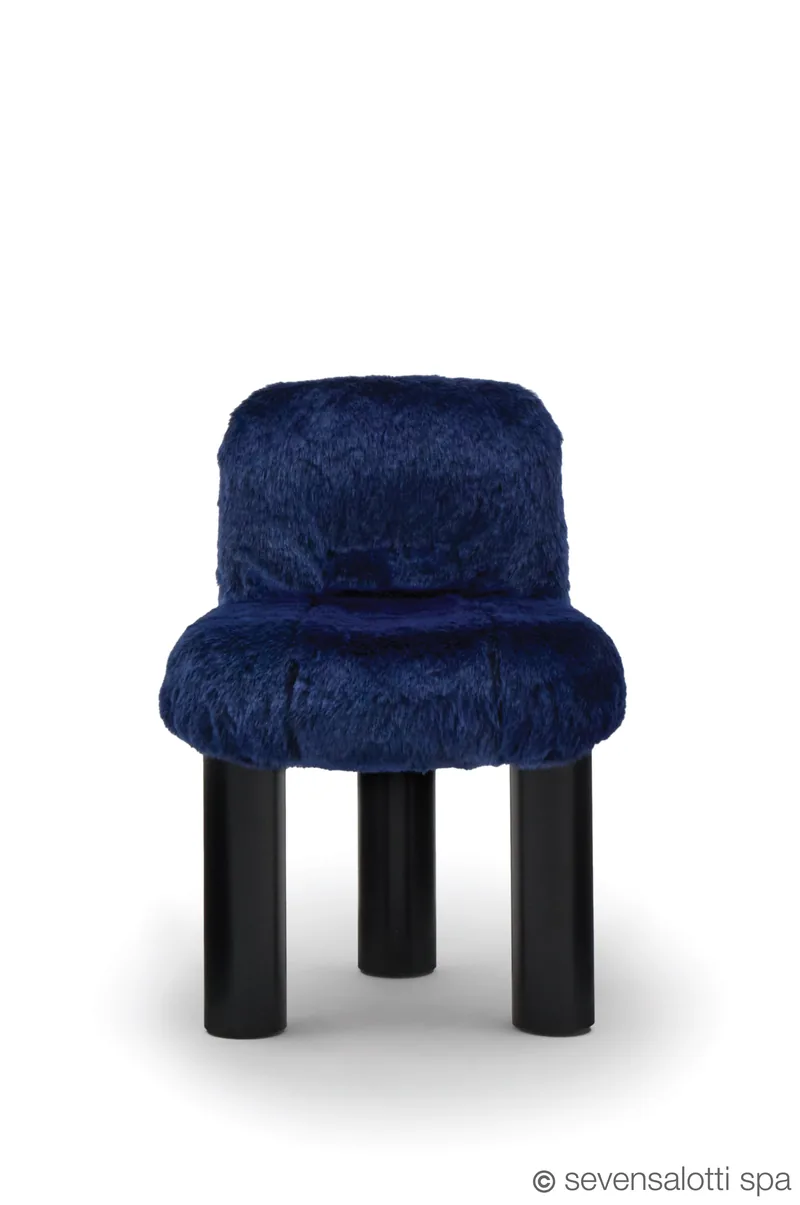 Botolo Arflex versione alta in pelliccia blu, gambe nere