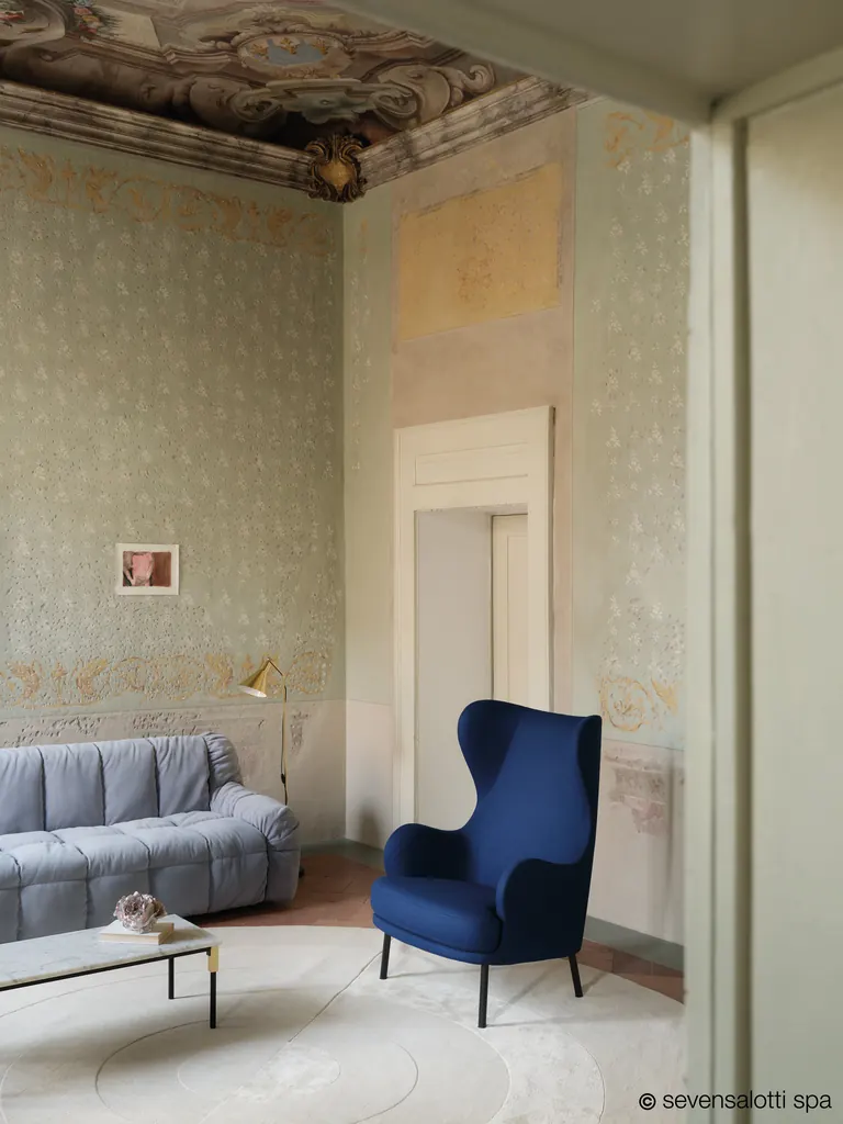 Poltrona Brigitte bergère Arflex blu in una sala con soffitto affrescato e un divano azzurro