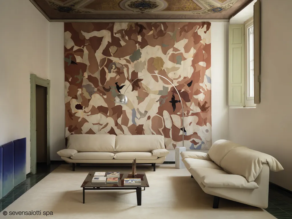 Due divani Casablanca Arflex color crema in un salone con soffitto affrescato e grande arazzo