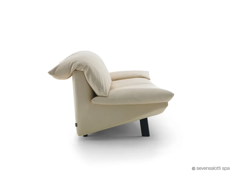 Divano Casablanca Arflex color crema, vista laterale