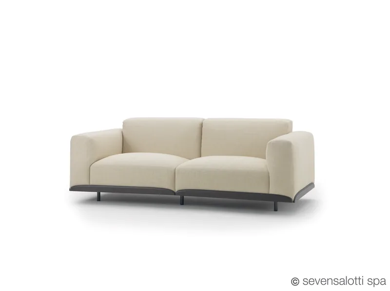 Divano Claudine Arflex a due posti con bordo scuro, color crema