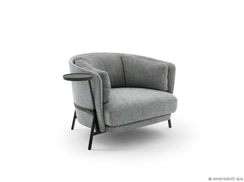 Poltrona Cradle Arflex grigia con tavolino, vista di tre quarti