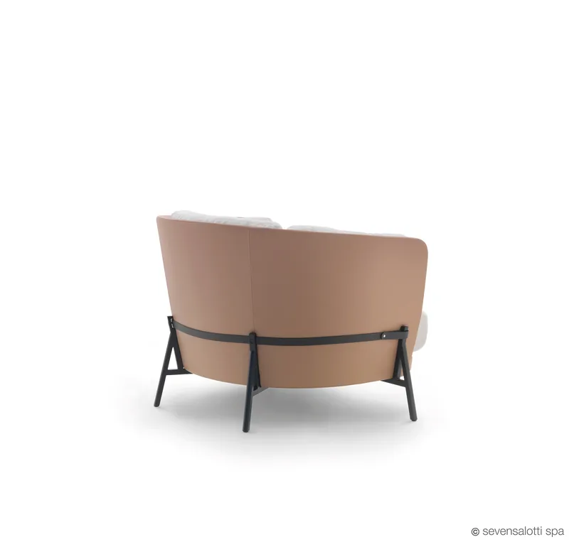 Poltrona Cradle Arflex color cuoio vista da dietro