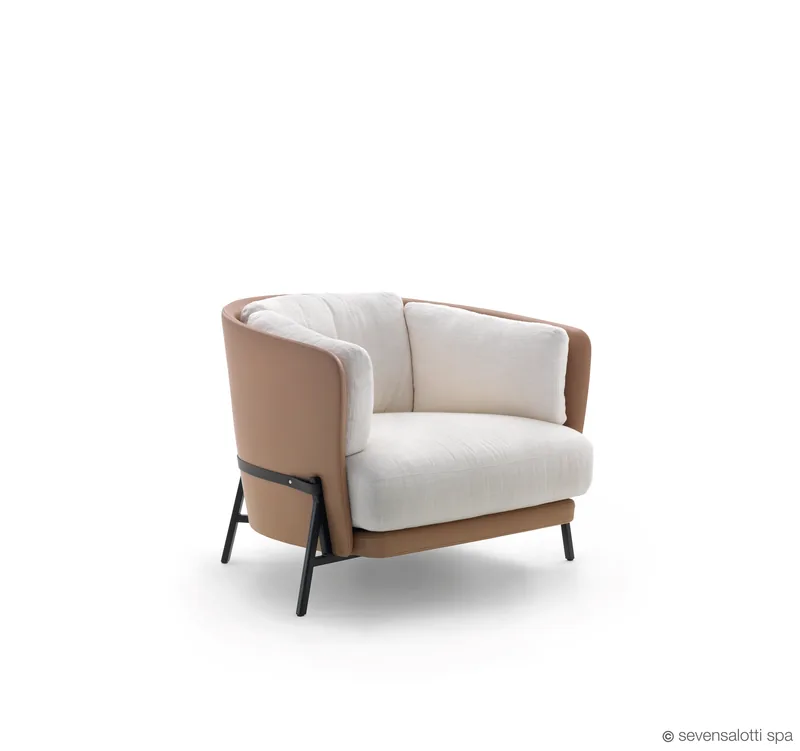 Poltrona Cradle Arflex bianca con esterno color cuoio