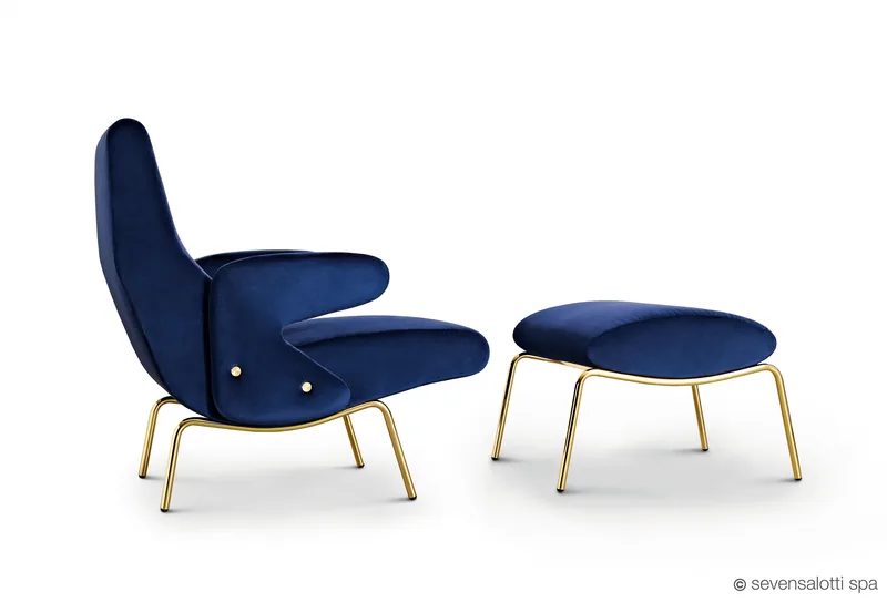 Poltrona Delfino Arflex blu con pouf e base dorata