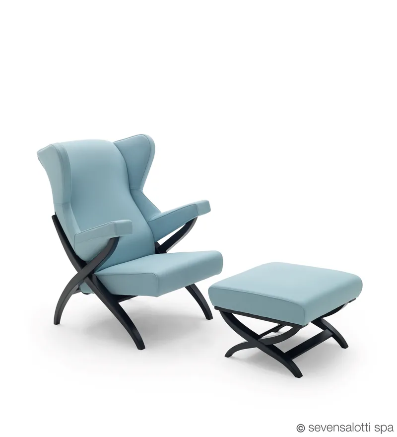 Poltrona Fiorenza Arflex azzurra con poggiapiedi, gambe nere