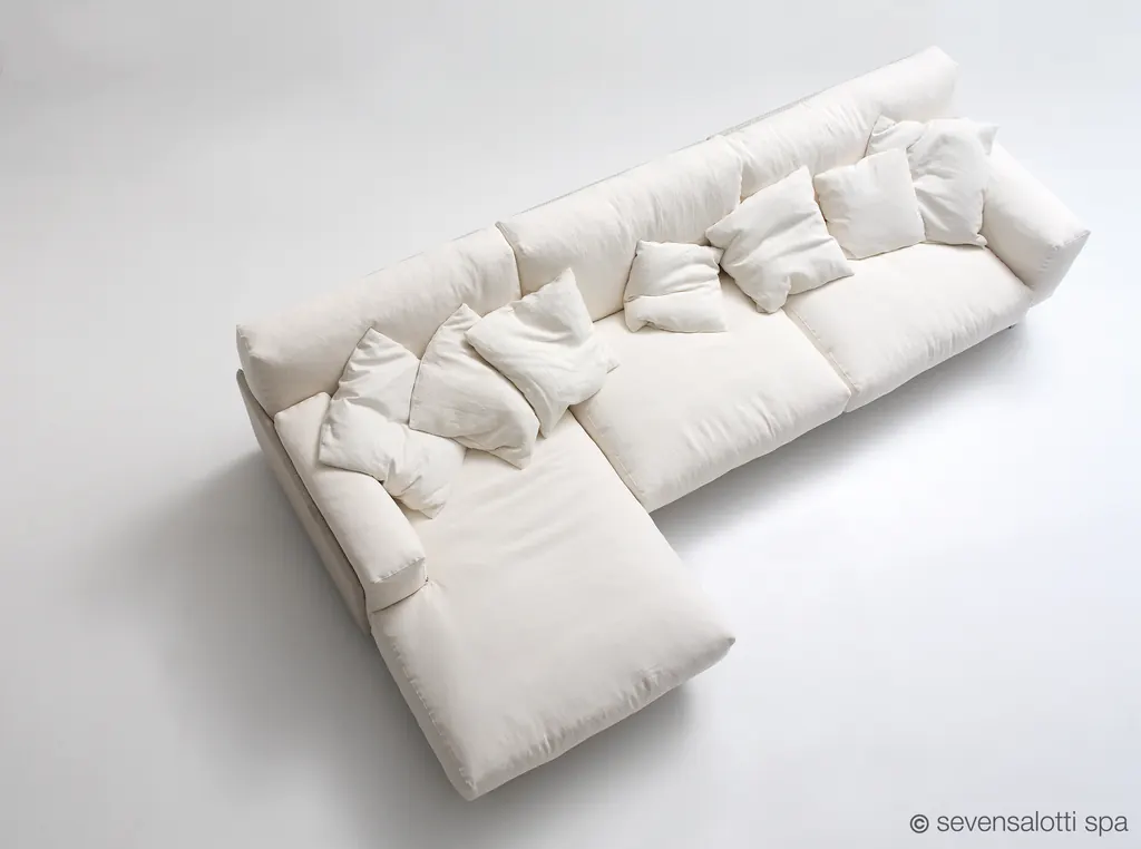 Divano Frame Arflex bianco con chaise longue e cuscini, vista dall'alto