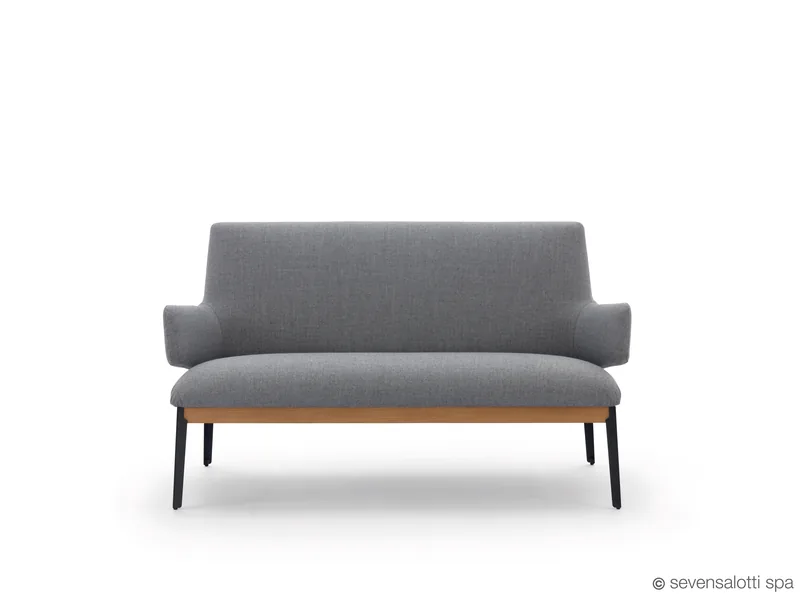 Love seat Hug Arflex grigio, vista frontale