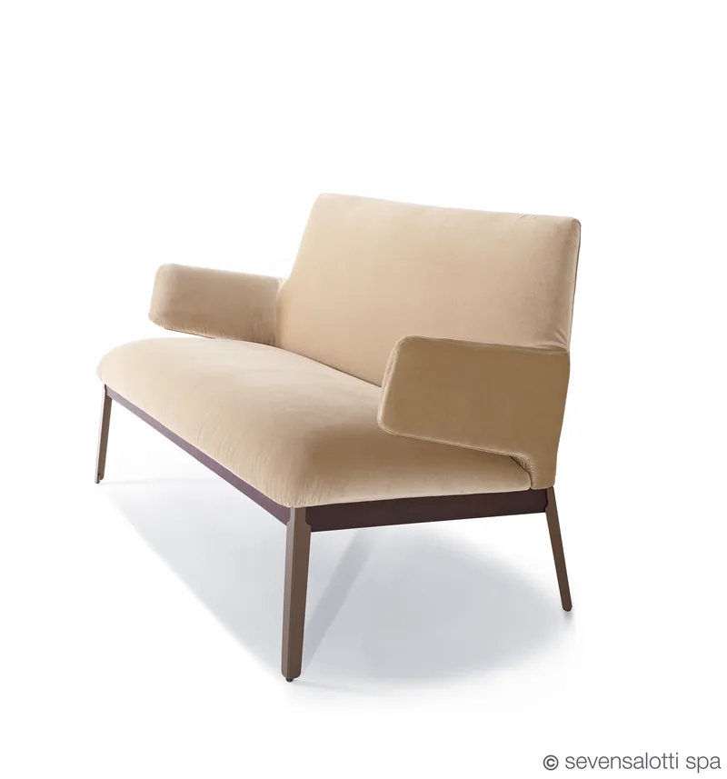 Love seat Hug Arflex color sabbia, vista di tre quarti
