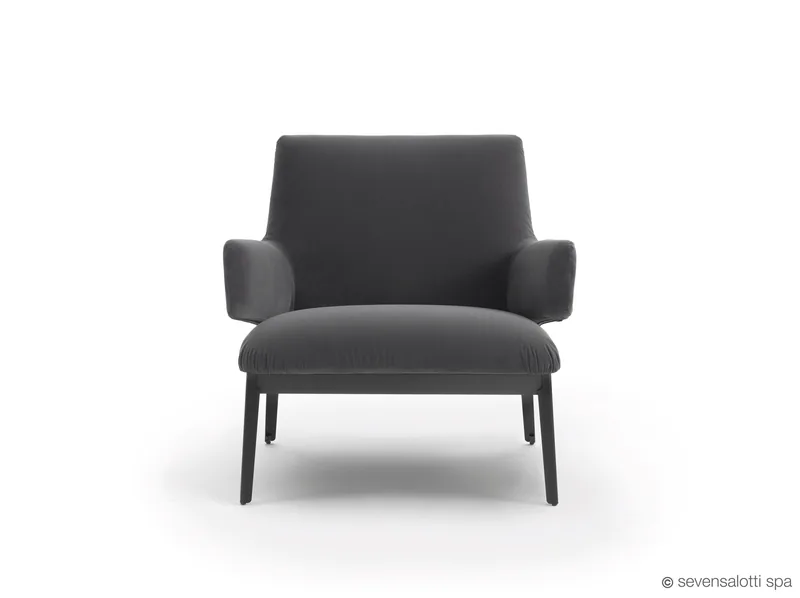 Poltrona Hug Arflex grigio antracite con braccioli, vista frontale