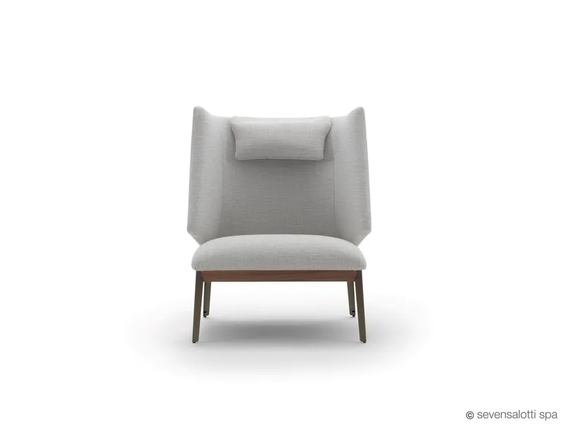 Poltrona Hug Arflex grigio chiaro con cuscino poggiatesta, vista frontale