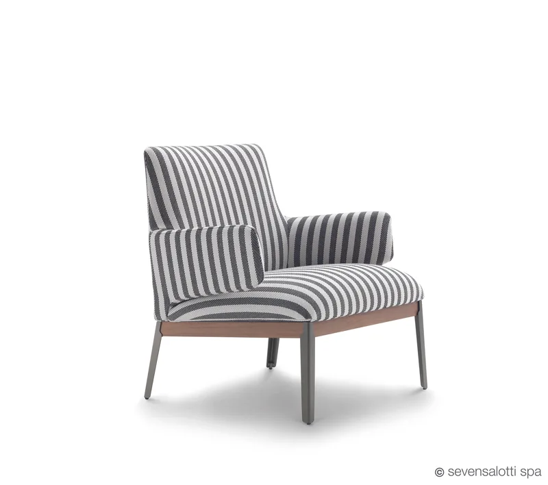 Poltrona Hug Arflex a righe con braccioli