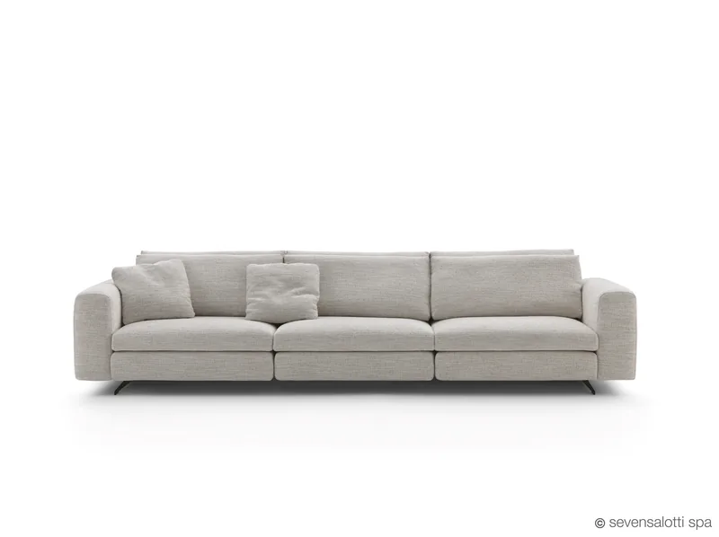 Divano Leenus Arflex lineare color crema con cuscini