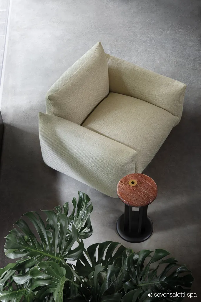 Poltrona Marenco Arflex verde chiaro vista dall'alto, con tavolino in marmo rosso e piante