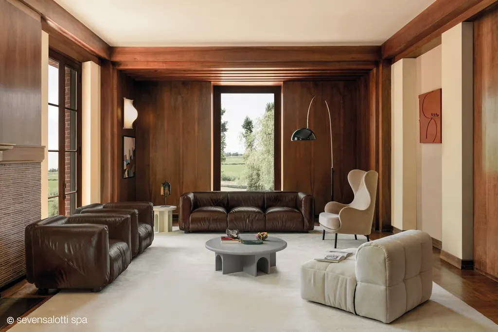 Divani Marius & Marius Arflex marrone scuro in una sala con boiserie e vista sul giardino