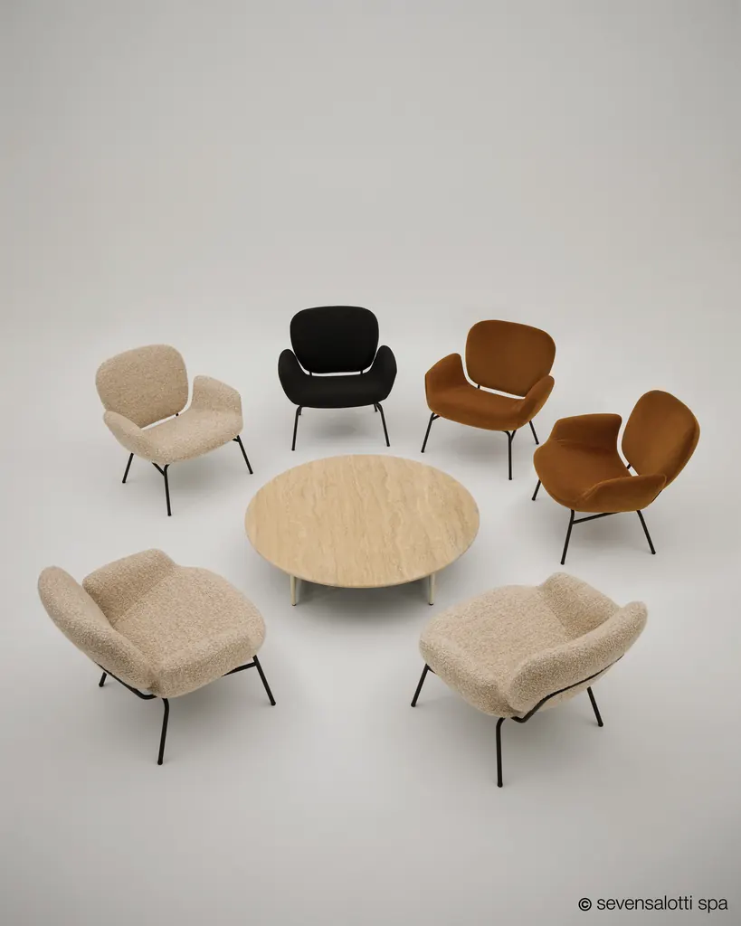 Sei poltrone Momo Arflex in tessuti beige, nero e color cuoio intorno a un tavolino rotondo, vista dall'alto