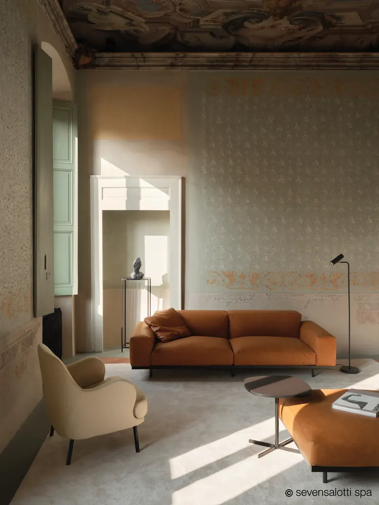Divano Naviglio Arflex color cuoio in una sala affrescata con luce naturale