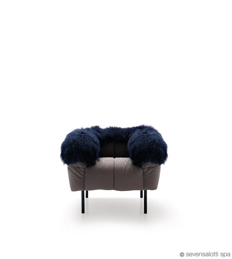 Poltrona Pecorelle Arflex, grigio tortora con pelliccia blu