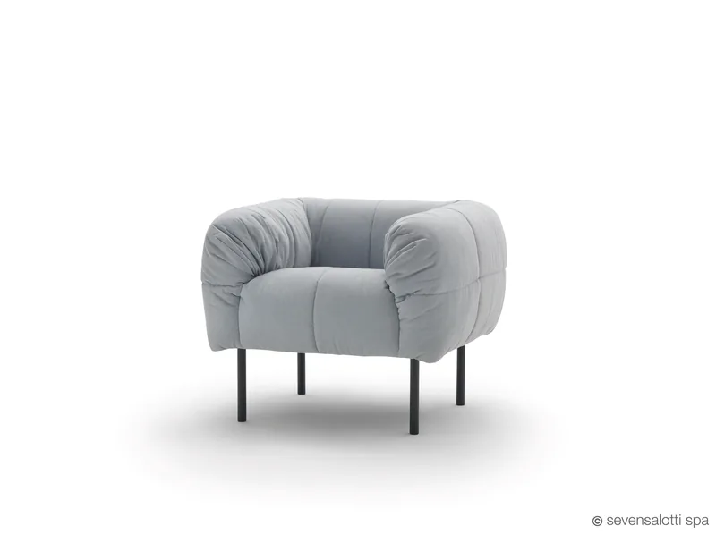 Poltrona Pecorelle Arflex, azzurra, vista di tre quarti
