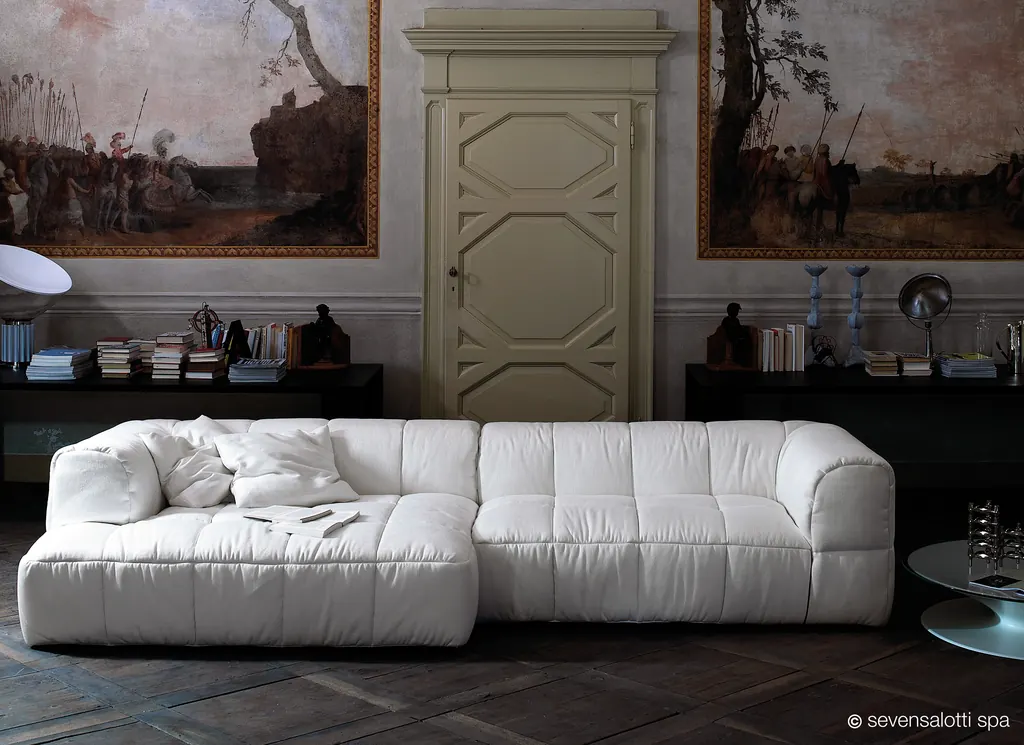 Divano Strips bianco con chaise longue in una sala storica con pannelli dipinti