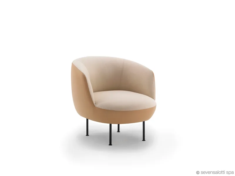Poltrona Supplì Arflex color sabbia, vista di tre quarti