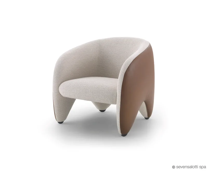 Poltrona Yuzu Arflex bicolore, chiara con esterno marrone