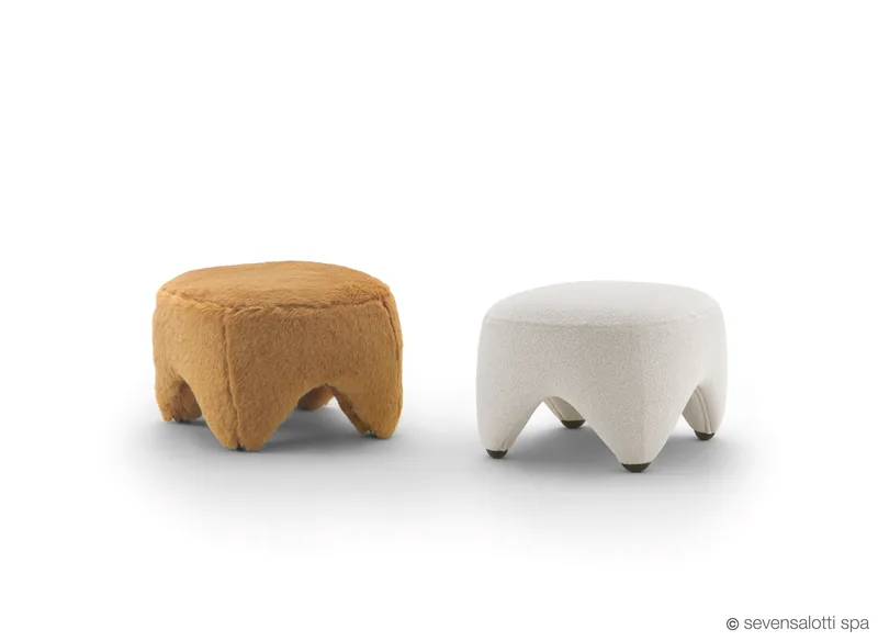 Due pouf Yuzu Arflex, ocra e bianco