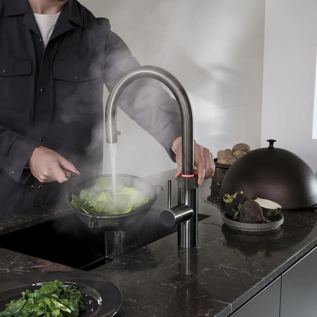 Acqua bollente da un rubinetto Quooker Flex Round gunmetal