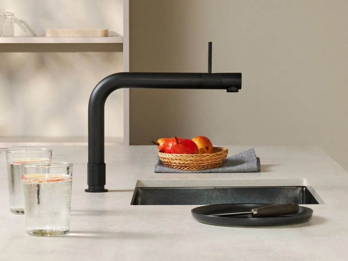 Rubinetto Quooker Front nero su un piano cucina beige