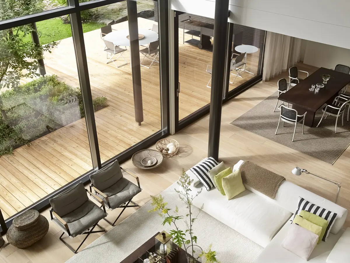 Tappeti Woodnotes in un grande loft con vetrate sul giardino, visti dall'alto