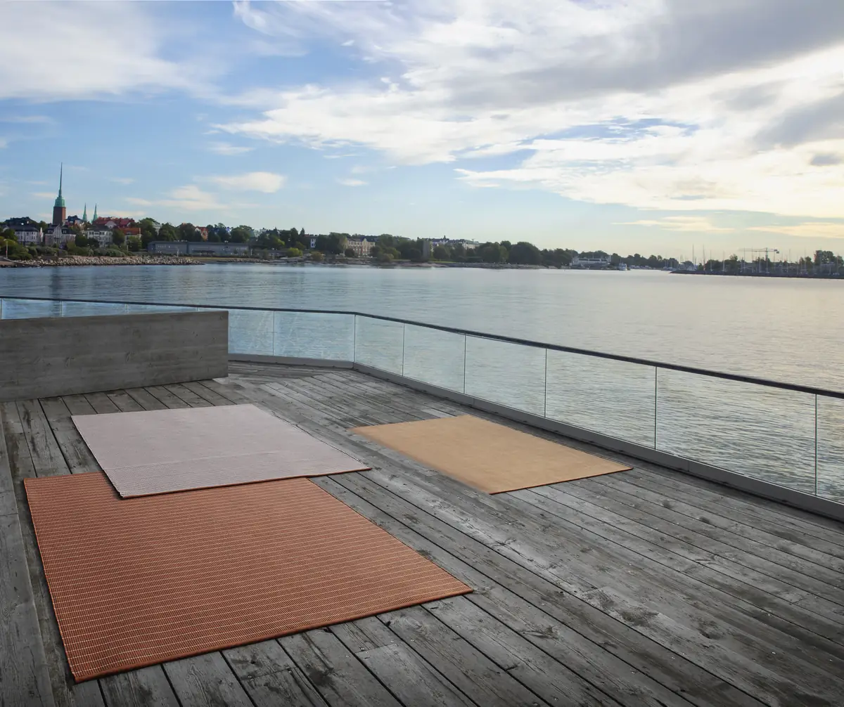 Tappeti Woodnotes In/Out su una terrazza in legno affacciata sul mare di Helsinki