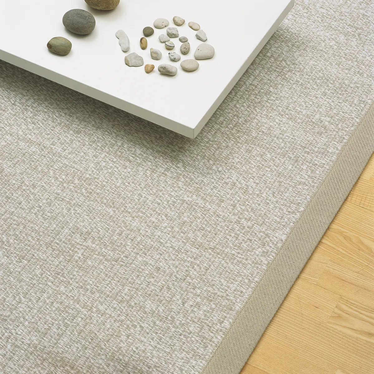 Angolo di un tappeto Woodnotes Living bianco e pietra con bordatura larga