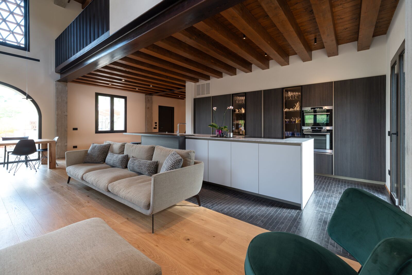 Cucina Effeti aperta sul living in un casale toscano