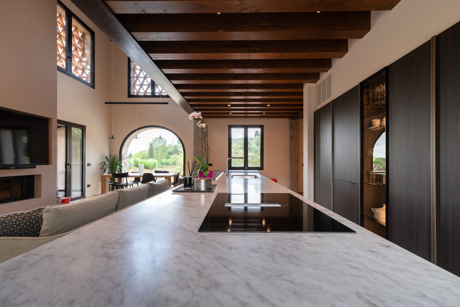 Cucina Effeti con isola in marmo bianco in un ambiente domestico