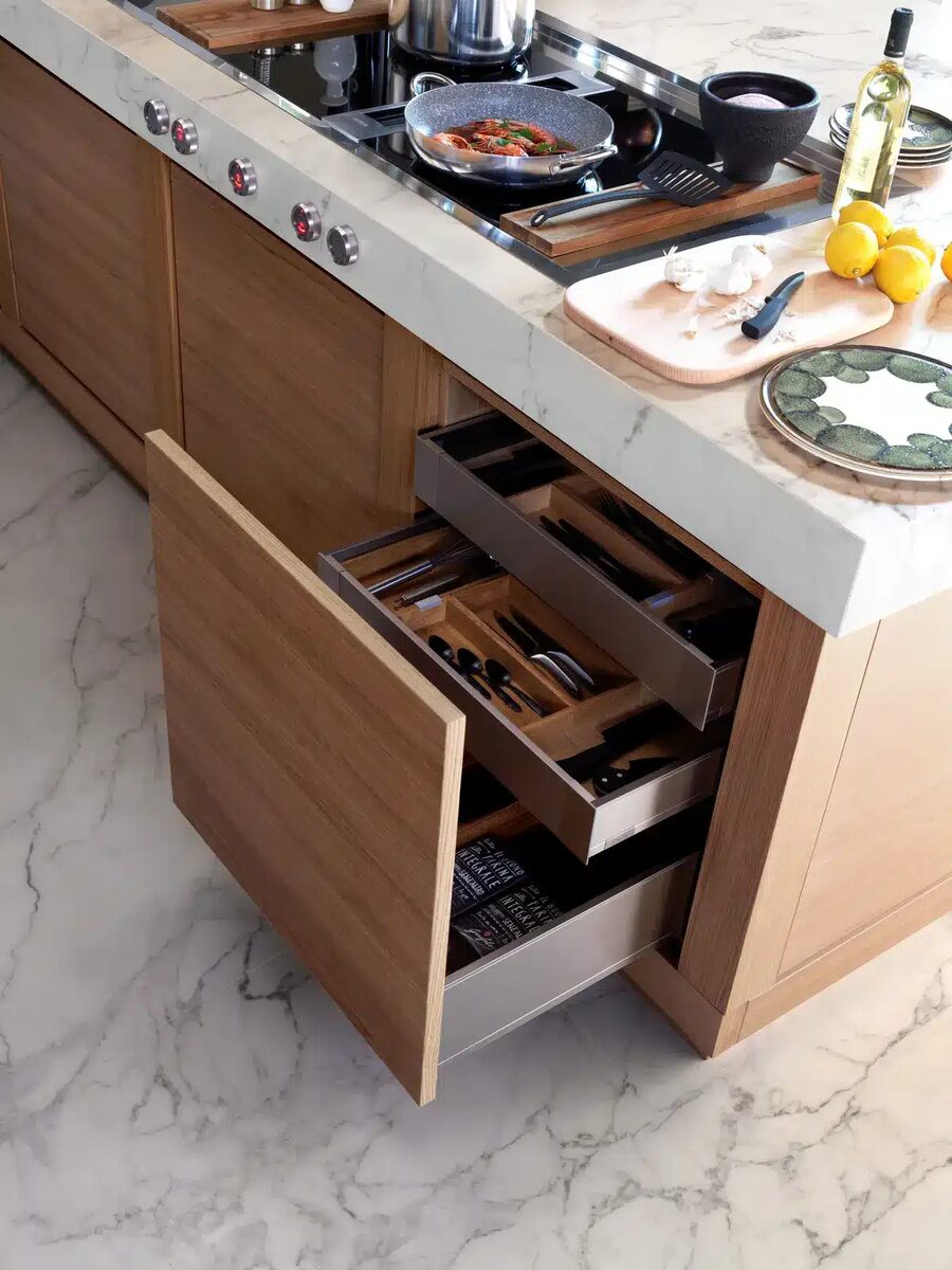 Cestone Effeti aperto, interno in finitura Wood accanto a un top in marmo di Carrara