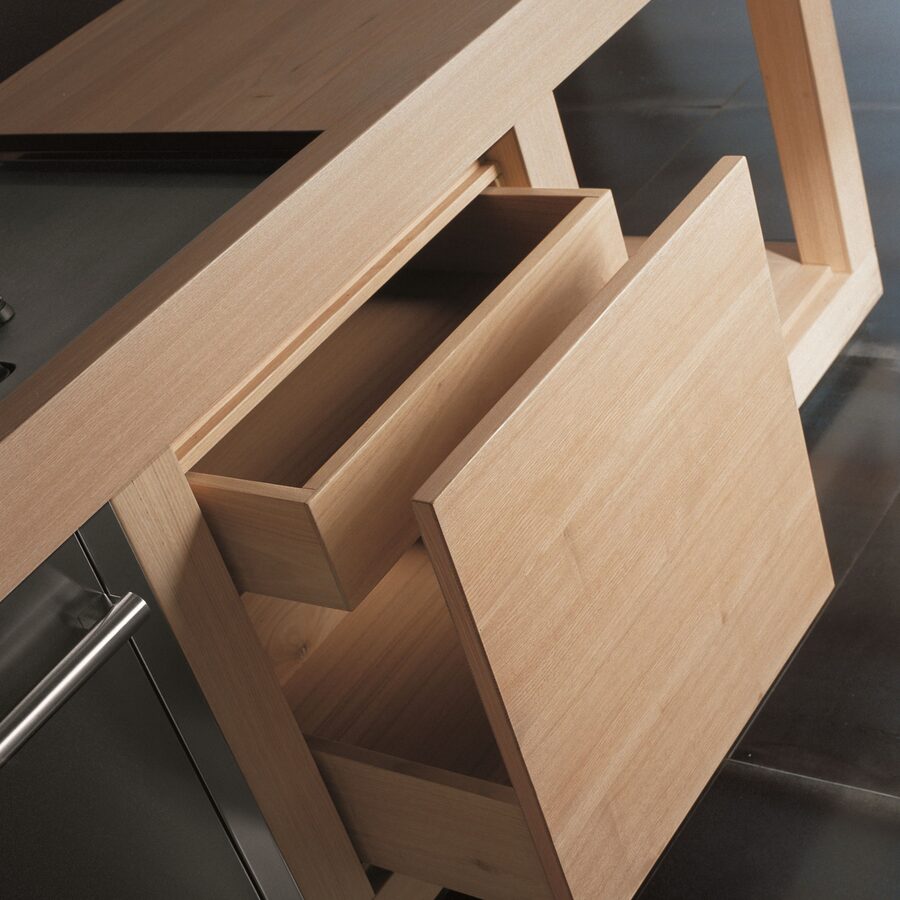 Giunzione a incastro in legno massello di una cucina Effeti