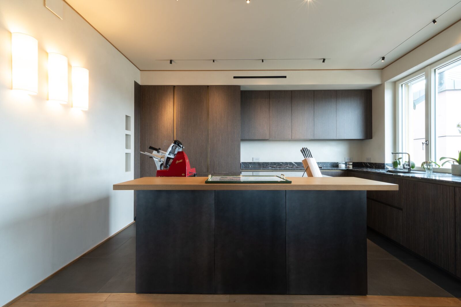 Cucina Effeti con ante cannettate e isola in legno