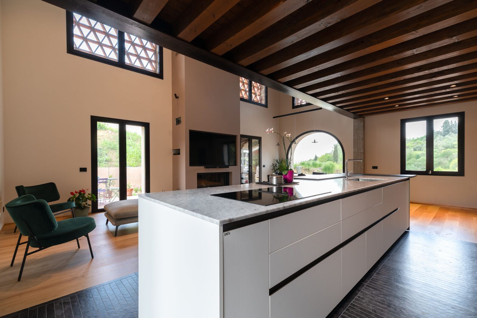 Cucina Effeti con isola bianca in un casale toscano