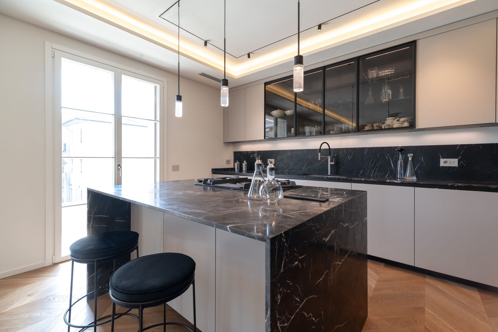 Cucina Effeti senza maniglia con isola in marmo scuro
