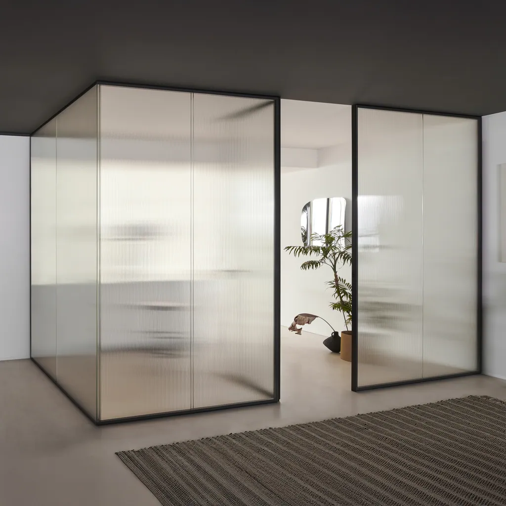 Parete Aladin Wall Duo ad angolo in cristallo sfumato, con porta a battente