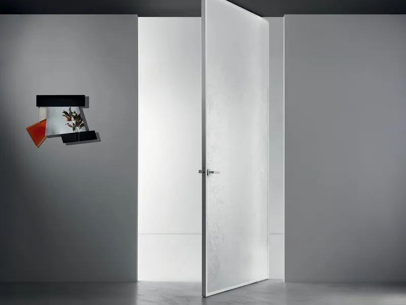 Porta a bilico Aladin Pivot Plain Mono in cristallo acidato, aperta, a filo di una parete grigia