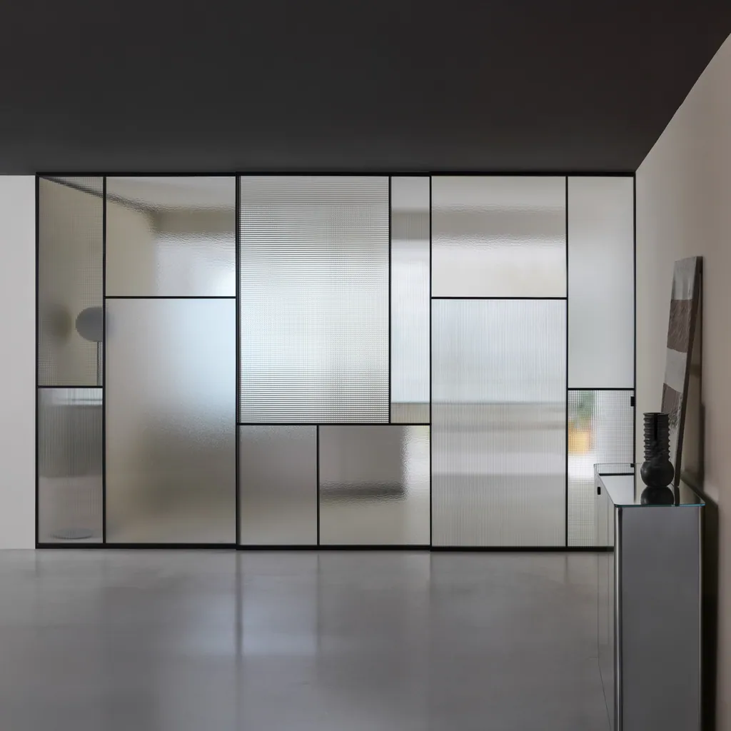 Ante Sherazade Slide Patchwork con riquadri di cristalli stampati e acidati, in un ambiente con soffitto scuro