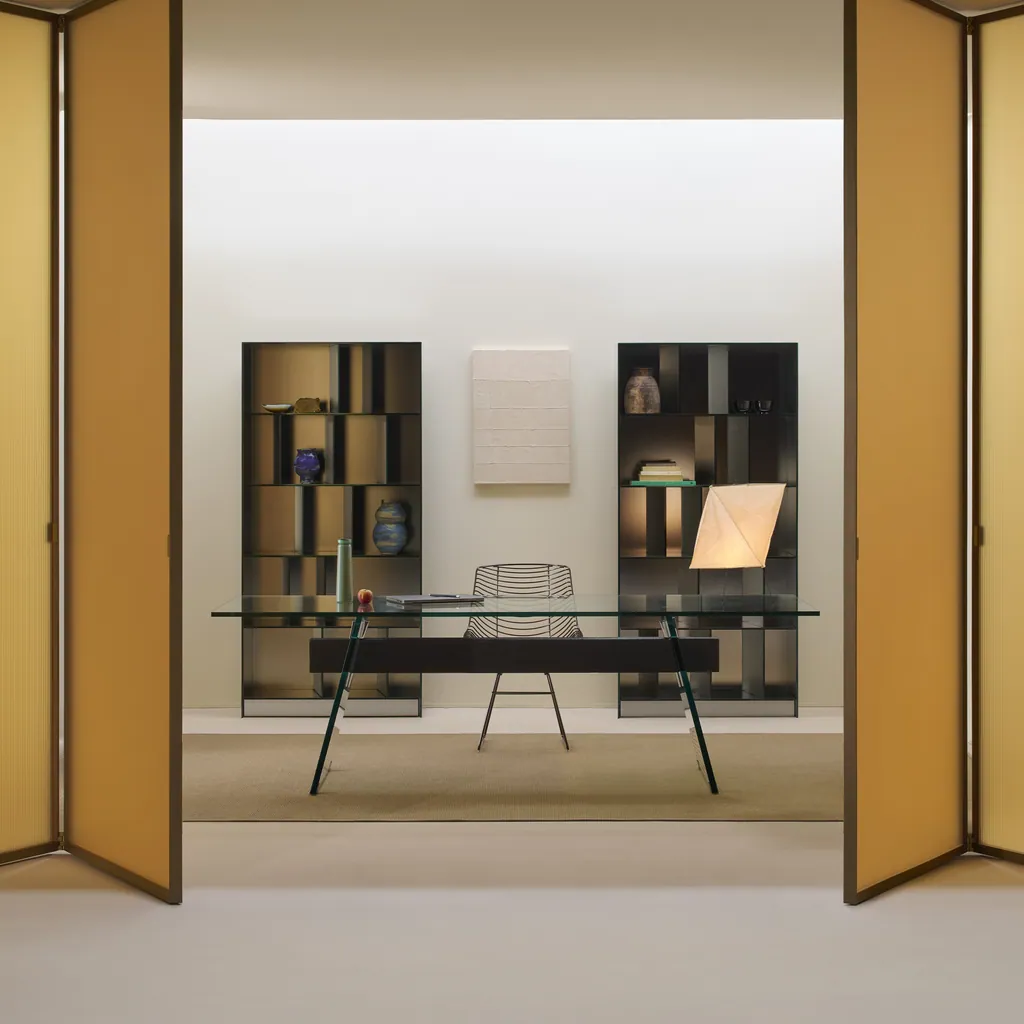 Ante pieghevoli Sherazade Folding color ambra aperte a libro su uno studio con libreria