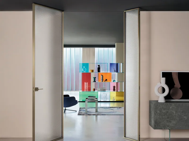 Porta doppia a battente Sherazade Swing Plain in cristallo acidato, aperta su un ambiente colorato